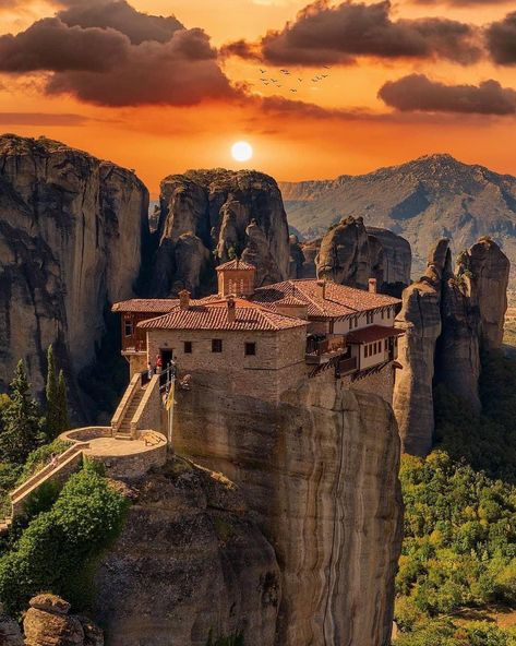 🌳 p i c t u r e s on Twitter: "Sunset at Meteora! 📍Greece 🇬🇷 📸 @d.tzankatian… " Greece Landscape, Cavo Tagoo Mykonos, Meteora Greece, Greece Photography, Beautiful Sunset, Most Beautiful Places, The Valley, Sunrise Sunset, Beautiful World