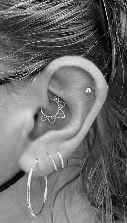 Daith, helix and 3 lobes Queer Ear Piercing, Daith Piercing Inspiration, Daith Helix Piercing, Silver Daith Piercing, Daith Piercing Aesthetic, Daith And Tragus Piercing, Helix And Daith Piercing, Tragus And Daith Piercing, Daith Piercing Ideas