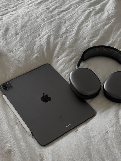 #visionboard #university #ipad #airpods #aesthetic Ipad Pro Aesthetic, Music While Studying, Airpods Aesthetic, Academic Aesthetic, Apple Iphone Accessories, Apple Pen, Ipad Aesthetic, Tech Aesthetic, Clean Life