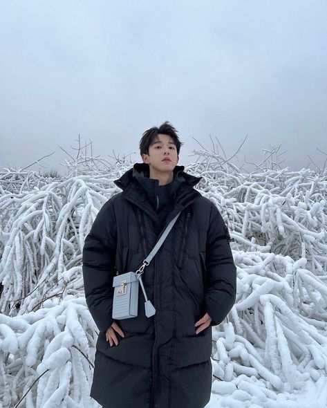 Men Snow Outfit, Hokkaido Outfit, Winter Outfits Men Cold Weather Snow, Snow Outfit Men, Male Manipulator, Formal Casual Outfits, Korean Winter Outfits, Japan Winter, Winter Outfits Snow