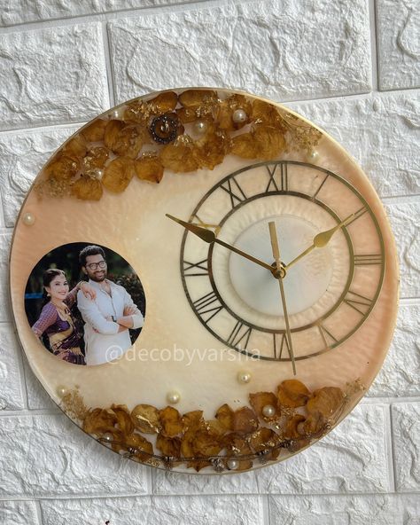 Resin clock with wedding flower preservation ☺️🥰 Size: 12 inch Dm to know more Resin garland preserved, handcrafted resin art, resin art, Bangalore resin art, resin photo frame, wedding gift ideas, anniversary gift ideas Resin Return Gift Ideas, Resin Clock With Photo, Resin Clock Ideas, Fashion Logo Typography, Diy Resin Gifts, Photo Frame Wedding, Gift Ideas Anniversary, Resin Photo Frame, Wedding Flower Preservation