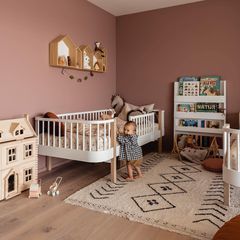 Mini & Stil (@miniundstil) • Instagram-Fotos und -Videos Kids Room Paint Colors, Pink Girls Room, Pink Girl Room, Kids Room Paint, Modern Kids Bedroom, Toddler Girl Room, Toddler Rooms, Kids Bookcase, Room Paint Colors