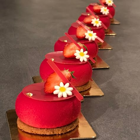 gâteau fraise noix de coco Desert Recept, Strawberry Entremet, Graduation Desserts, Fine Dining Desserts, Gourmet Desserts, Beautiful Desserts, Fancy Desserts, Pastry Cake, Food Cakes