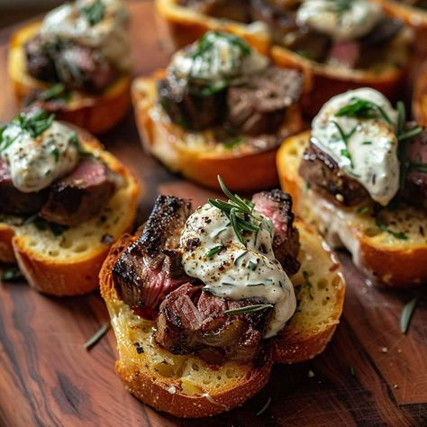 Garlic Bread Steak Bites with Horseradish Cream Recipe Garlic Bread Steak Bites, Starters Snacks, Steak Appetizers, Cake Sandwiches, Fancy Meals, Savoury Bites, Recipes Sandwiches, Beef Appetizers, Breaded Steak