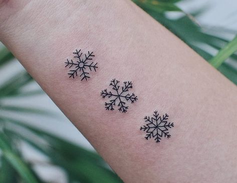 Small Snowflake Tattoo Wrist Snow Flake, Snowflake Tattoo Design Unique, Fine Line Snowflake Tattoo, Simple Snowflake Tattoo, Ski Tattoo Simple, Snow Tattoo Ideas, Ski Tattoo Ideas, Skiing Tattoo Ideas, Skiing Tattoos