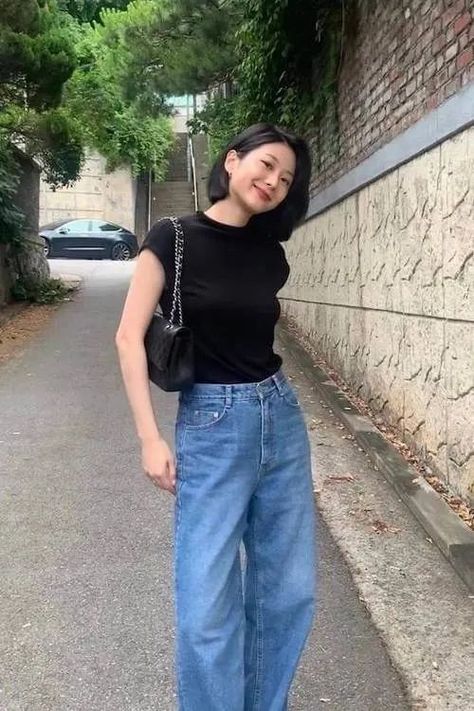 The gauze material is very beautiful. Beach Outfit Street Styles, Korean Street Style Women Summer, Summer In Seoul Outfit, Japanese Fashion Women Summer, Simple Ootd Casual, Jeans Beach Outfit, Outfits To Look Expensive, Korean Street Fashion Summer, Summer Korean Outfits Street Styles