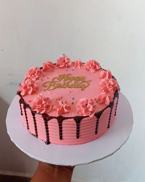 Happy birthday to our first celebrant of the month, Peculiar darling😍🎉 May you live long to fulfil your destiny in life🙏🏼 Thank you @omonyeobidipe for being a great supporter of the brand🙌🏼 November celebrants.......let's have your orders via our DM. CAKE DESCRIPTION Size: 7inch single layer cake Flavour: Vanilla Frosting: Buttercream Price: 15k(subject to a change) #buttercreamcakedesigns #affordableluxurycakes #budgetfriendlycake #readytogocakes #lugbeconnect #kujebaker #lugbebaker #p... Single Layer Cake, Frosting Buttercream, Buttercream Cake Designs, Single Layer Cakes, Happy Birthday To Us, Vanilla Frosting, Cake Flavors, Live Long, Affordable Luxury