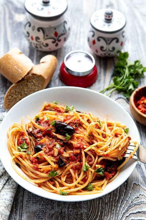 Chili Pasta Recipe, Calabrian Chili Pasta, Pasta Photography, Meatless Pasta, Chili Pasta, Chili Oil Recipe, Italian Buffet, Italian Pasta Sauce, Easy Pasta Sauce