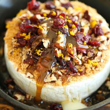 Easy Marinated Mushrooms - Damn Delicious Cranberry Pecan Baked Brie, Baked Brie Cranberry, Ideas For Appetizers, Pecan Baked Brie, Roll Wreath, Brie Cranberry, Baked Brie Recipes, Brie Appetizer, Thanksgiving Appetizer Recipes