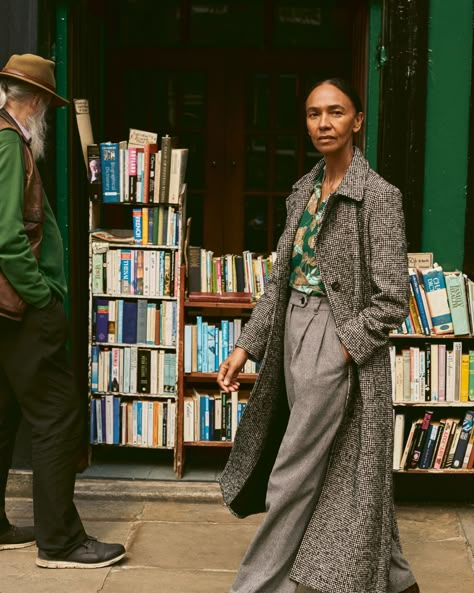 Why we need older models like 62-year-old Mouchette Bell — That’s Not My Age Mouchette Bell, Model Street Style Winter, Older Woman Outfit, Woman Outfits Summer, Old Lady Fashion, Stylish Over 50, Womans Outfit, Outfits Summer Casual, Joanna Lumley