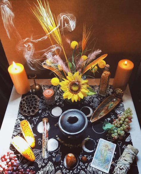 Blessed Lughnasadh 🌾 #lughnasadh #lammas #summer #harvest #pagan #witch #sabbat #altar #fuckyeahaltars Lughnasadh Decorations, Lughnasadh Altar, Blessed Mabon, Lammas Altar, Lammas Celebration, Mabon Altar, Pagan Calendar, Lammas Lughnasadh, Wiccan Sabbats