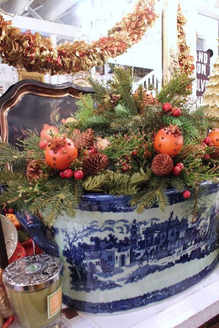 Williamsburg Christmas, Chinoiserie Christmas, Blue And White Chinoiserie, Blue White Decor, Christmas Arrangements, Christmas Tablescapes, Christmas Floral, Noel Christmas, Blue Christmas