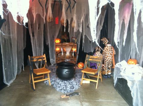 Check out some of these fun, spooky setups to inspire you to make your own haunted laboratory, morbid morgue, spooky cemetery or graveyard garage. Description from zh.smartgarage.ca. I searched for this on bing.com/images Spooky Garage Halloween, Diy Haunted Garage Ideas, Halloween Setup Ideas, Driveway Haunted House, Halloween Garage Decorations Inside, Garage Halloween Decor, Garage Haunted House Ideas, Halloween Garage Party, Garage Halloween Party Ideas