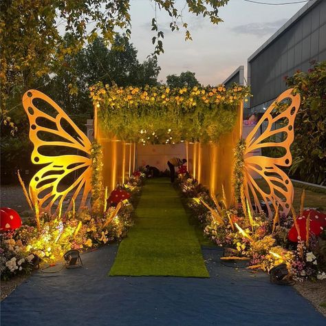 Butterfly Entrance Decor, Butterfly Theme Decoration Ideas, Butterfly Event Decor, Hindu Wedding Decorations Indian Theme, Birthday Events Ideas Decoration, Weeding Decoration Ideas, Ideas De 15, Stage Background Decoration, Event Entrance Design