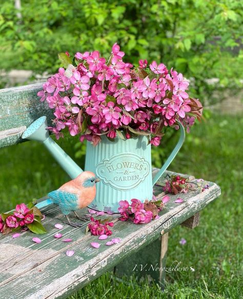 Flower Shop Display, Vintage Watering Can, Watering Cans, Farmhouse Garden, Pink Garden, Bouquet Arrangements, Fresh Flowers Arrangements, Outdoor Inspirations, Farmhouse Charm