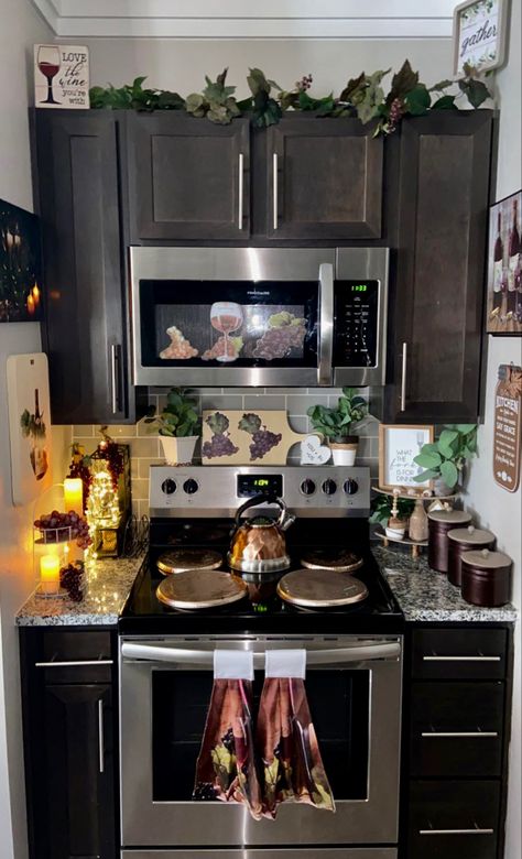 Wine Theme Kitchen Ideas, Wine Themed Kitchen, Grape Kitchen Decor, Wine Theme Kitchen, Kitchen Set Up, Wine Kitchen, Kitchen Decor Themes, Cute Bedroom Ideas, Kitchen Designs Layout