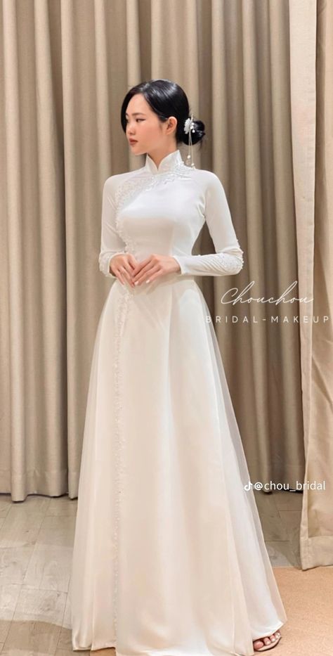 Viet Traditional Wedding Dress, Vietnamese White Wedding Dress, Modern Vietnamese Wedding Dress, Tea Ceremony Ao Dai, Traditional Vietnamese Wedding Dress, Ao Dai Hair, Asian Inspired Wedding Dress, White Chinese Wedding Dress, White Ao Dai Wedding Dress