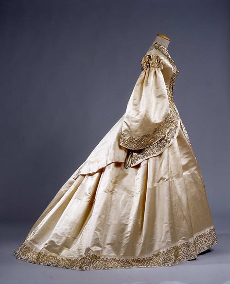 Robe de mariée, 1862, Palazzo Pitti | www.europeanafashion.e… | Flickr Embellished Wedding Dress, Vintage Wedding Gowns, Antique Dresses, Victorian Dresses, 1800s Fashion, Historical Dress, Historic Fashion, 19th Century Fashion, Old Dresses