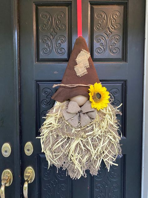 Fall Gnome Wreath, Scarecrow Gnome, Diy Hangers, Autumn Scarecrow, Deco Mesh Wreath Ideas, Crafts For Teenagers, Bed Spring Crafts, Scarecrow Ideas, Scarecrow Festival