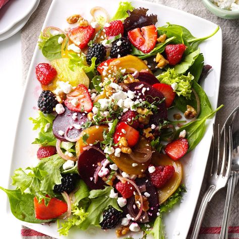 Berry Beet Salad, Raspberry Salad, Beet Salad Recipes, Different Salads, Yummy Salads, Green Salad Recipes, Walnut Recipes, Beet Recipes, Tossed Salad