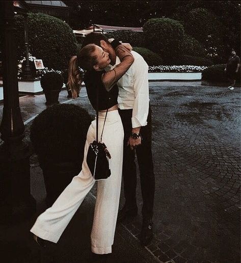 Couple Chic, Romantic Kiss, Classy Couple, Drunk In Love, Couple Relationship, Relationship Goals Pictures, The Perfect Guy, Photo Couple, Romantic Dates