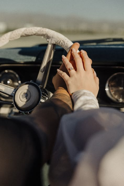 Photo Poses In Saree, Poses In Saree, Car Engagement Photos, Pre Wedding Photoshoot Ideas, Classic Car Photoshoot, Shooting Couple, Creative Photo Ideas, Saree Black, Wedding Photoshoot Ideas