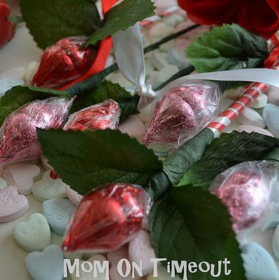 Hershey Kisses<3  Did these for our wedding favors - put them in vaces on the tables - was real pretty :) Hershey Kiss Flowers, Hershey Kiss Roses, Hershey Kisses Crafts, Hershey Kiss Valentine, Hersey Kisses, Roses Tutorial, Hersheys Kisses, Mom On Timeout, Candy Arrangements