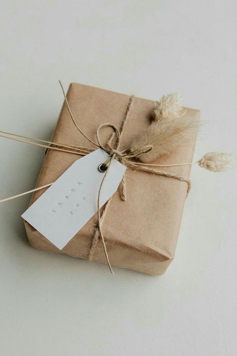 Eco Packaging Ideas Clay Christmas Decorations, Gift Wrapping Inspiration, Packaging Ideas Business, Small Business Packaging Ideas, Handmade Packaging, Gifts Wrapping Diy, Craft Packaging, Creative Gift Wrapping, Present Wrapping