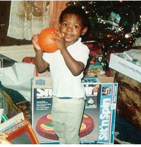 Little Lebron! Lebron James Kids, Cavs Lebron, Lebron James Family, Celebrity Baby Pictures, Nba Lebron James, King Lebron James, King Lebron, Celebrity Baby, Mini Basketballs