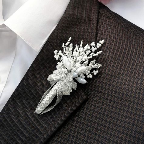 Boutonniere Wedding Rustic, Christian Wedding Gowns, Boutonnieres Prom, Wedding Flower Jewelry, Girls Dresses Diy, Flower Resin Jewelry, Bead Hair Accessories, Bridal Hair Inspiration, Corsage And Boutonniere