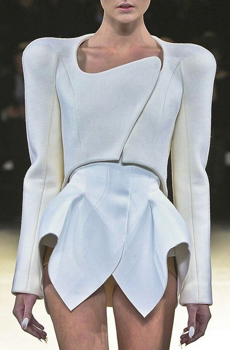 Jacket 2012 Ready To Wear, Structured Fashion, Sculptural Fashion, Futuristic Fashion, White Outfit, Thierry Mugler, Mode Inspo, Looks Chic, 가을 패션