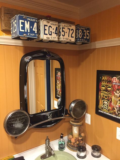 Vintage Car Bathroom, Car Guy Man Cave, Car Bathroom Ideas, Hot Rod Garage Ideas, Mechanic Bathroom, Retro Bathroom Ideas Vintage, Vintage Car Decor, License Plate Crafts, Car Parts Decor