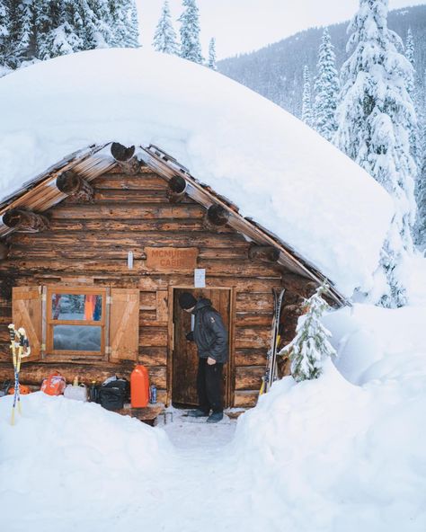 A more simple way of life.. about an hours drive from Golden, with another 30km on the sleds and all the ski touring you could ask for… Ski Chalet Exterior, Winter Places, Chalet Exterior, Diy Cabins, Alaska Cabin, Ski Hut, Winter Lodge, How To Build A Log Cabin, Gorp Core