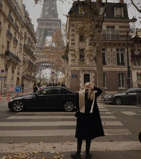 ANNA-MARIA SCHIMANSKI on Instagram: "Bonjour 🍷" Photo Idea In Paris, Paris In December Aesthetic, Pictures In Paris Photo Ideas, Autumn In Paris Outfit, Winter In Paris Aesthetic, Paris Aesthetic Pictures, Paris Winter Aesthetic, Amsterdam Photo Ideas, Building Photoshoot