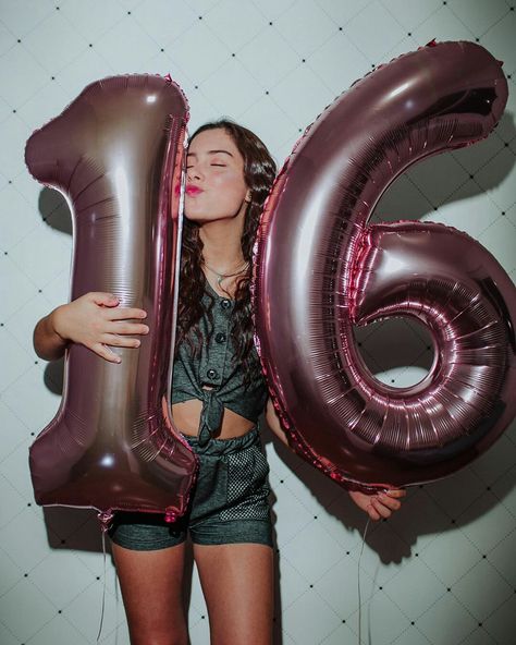 Bday Poses With Balloons, Birthday With Balloons Photo Ideas, Birthday Poses With Balloons At Home, Birthday Poses With Number Balloons, Birthday Ballon Photos, Poses With Number Balloons, Birthday Photoshoot With Balloons, Number Balloons Photoshoot, Bday Poses