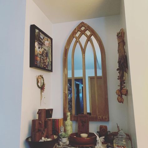 𝐻𝒾𝑔𝒽 𝐸𝓁𝓋𝑒𝓃 𝒲𝒾𝓈𝒹𝑜𝓂 𝒜𝓃𝒹 𝐿𝑜𝓋𝑒 on Instagram: “I redecorated my Faerie altar for the fairies yesterday by adding this vintage arch frame mirror for a Rivendell inspired look. This is the…” Elven Inspired Home, Rivendell Home Decor, Rivendell Inspired Home, Elven Aesthetic Home, Rivendell Bedroom, Rivendell Decor, Faerie Altar, Elf Treehouse, Elvish Decor