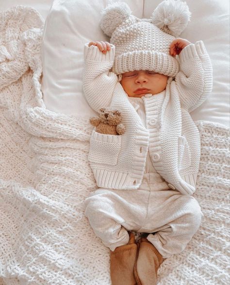 Baby Announcement Outfit, Gender Neutral Newborn Outfit, January Newborn, Newborn Outfits Boy, Winter Babies, January Baby, Winter Newborn, Newborn Mom, Newborn Baby Photoshoot