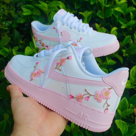 Shoe Customs, Nike Air Force 1 Pink, Air Force 1 Pink, Butterfly Ideas, Bead Things, Air Shoes, Dr Shoes, Preppy Shoes, Custom Air Force 1