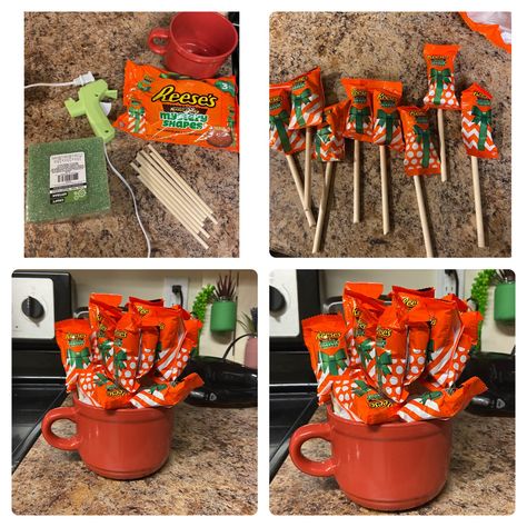 Reeses Candy Bouquet, Reeses Christmas Gift Ideas, Reeses Gift Ideas Diy, Candy Diy Gifts, Bouquet Diy Gift, 12 Days Of Xmas, Candy Bouquet Diy, Boyfriend Gift Basket, Candy Tree