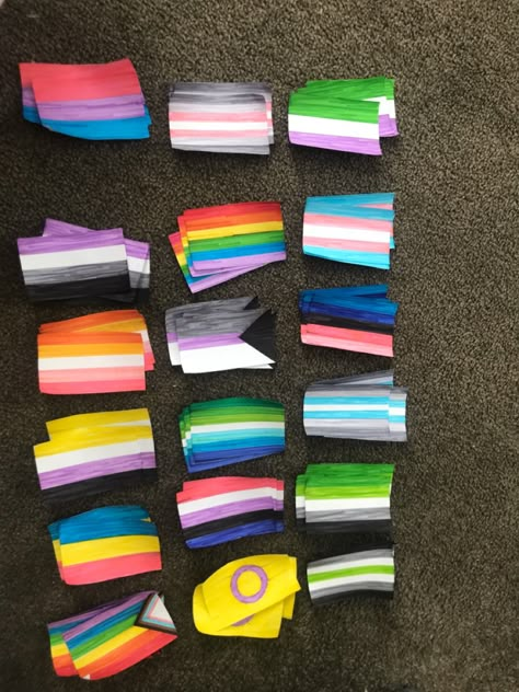 Crafts For Pride Month, Lgbtq Crafts Ideas, Lgbtq Drawing Ideas Easy, Flag Lgbtqia+, Lgbtq Crafts, Lgbtq Bracelet Diy, Lgbt Sticker, Flag Diy, Trans Art