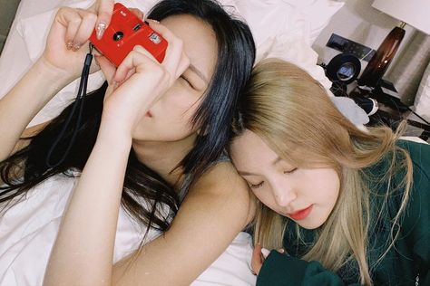 Yuna And Yeji, Yuna Yeji, Woman Loving Woman, Old Camera, Om Nom, Instagram Update, Pop Group, South Korean Girls, Actors & Actresses