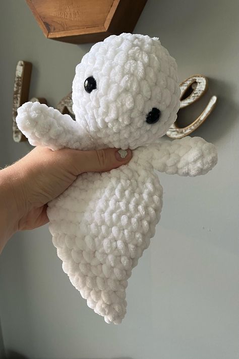 Things To Crochet For Fall, Crochet Clothes For Amigurumi, Stuff To Crochet For Beginners, Crochet Patterns For Beginners Animals, Crochet Plush Ideas, This Is Halloween, Easy Crochet Ideas For Beginners Simple, Ghost Pattern Crochet, Ghost Amigurumi Free Pattern