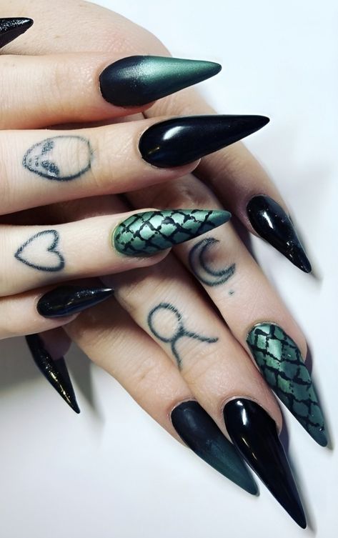 Dark Green Goth Nails, Black And Green Snake Nails, Black Mermaid Nails, Dark Mermaid Nails, Green And Black Nails Acrylic, Black And Dark Green Nails, Green Witch Nails, Green Stilleto Nails, Dark Green And Black Nails