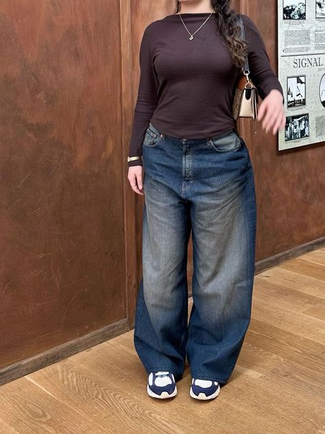 Plus Size Baggy Pants Outfit, Baggy Clothes Midsize, Baggy Jeans 90s Outfit, Baggy Pants Midsize, Plus Size Outfits Baggy, Mid Size Baggy Jeans Outfit, Baggy Jeans Outfit Modest, Baggy Jeans Midsize Outfit, Baggy Jeans Curvy Girl