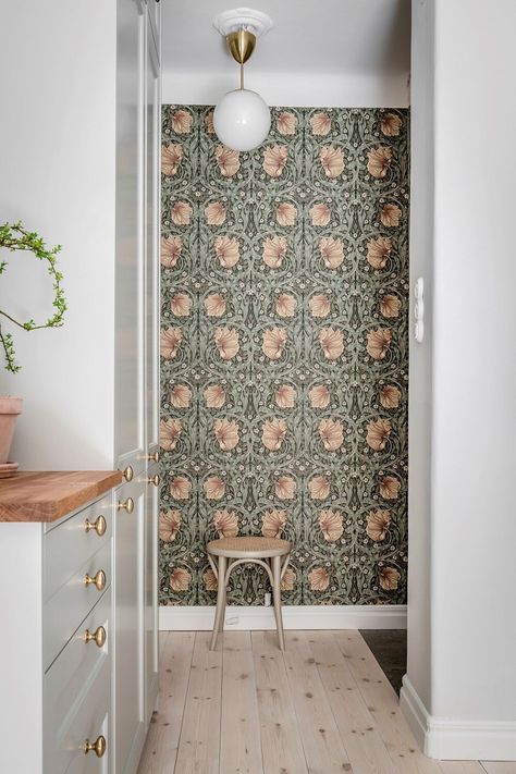 Scandinavian Apartment, Morris Wallpapers, Shaker Style Kitchens, Luxury Homes Interior, Color Tones, Gothic Home Decor, Retro Home Decor, Cheap Decor, Retro Home