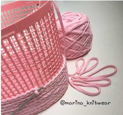 Cesto decorado com crochê em fio de malha Confection Au Crochet, Crochet Storage, Crochet Baskets, Crochet Basket Pattern, Crochet Diy, T Shirt Yarn, Yarn Projects, Crochet Basket, Crochet Home