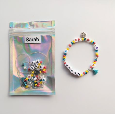 Bracelet Packaging Ideas Diy, Adult Craft Party Ideas, Party Bag Ideas For Kids, Craft Kit Ideas, Birthday Party Gift Bag Ideas, Childrens Party Bags, Personalised Bracelet, Kids Jewellery, Holographic Bag