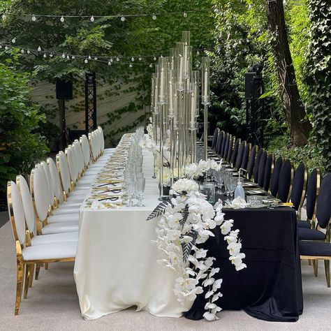 Bridal Table Black And White, Black And White Traditional Decor, Black White Decorations Party, Wedding Dinner Ideas Decoration, Black And White Dinner Table Decor, All Black Dinner Party, White Decor Party, Black And White Decorations Party, Elegant Black And White Party