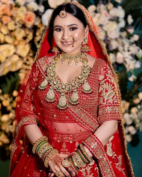 Round Face Jewelry, Bridal Jewellery For Red Lehenga, Plus Size Brides Indian, Round Face Bridal Makeup, Lehenga Jewellery Ideas, Lehnga Ideas, Indian Bridal Makeup Looks, Bridal Makeup Indian, Diwali Dress