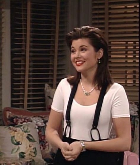 Kelly Saved By The Bell Outfits, Kelly Kapowski College Years, Kelly Saved By The Bell, Saved By The Bell Outfits, 90s Celebrity Fashion, Bell Outfits, Long Hair Bangs, 90s Teen Fashion, 90s Girl Fashion